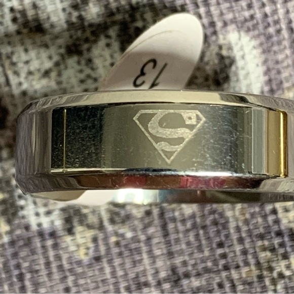 NWT Men’s Thick Etched Superman Ring - Picture 8 of 9